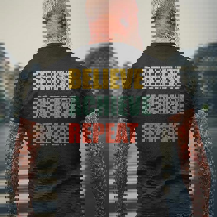 Believe Achieve Repeat Motivational Ambition Inspiration メンズTシャツ バックプリント 高齢者への贈り物