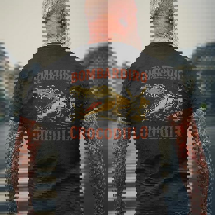 Bombardiro Crocodilo イタリアンブレインロットミーム メンズTシャツ バックプリント 高齢者への贈り物