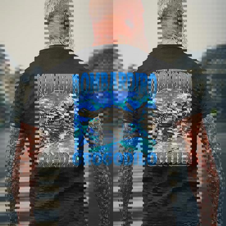 Bombardiro Crocodilo 面白い イタリアン ブレイン ミーム ブーツレッグ メンズTシャツ バックプリント 高齢者への贈り物