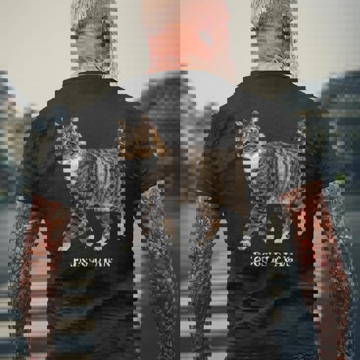 Bossy Paws 猫好き キジトラ白 猫ネタ 猫しもべ ツンデレ 猫飼い 猫オーナー 猫依存症 おもしろ メンズTシャツ バックプリント 高齢者への贈り物