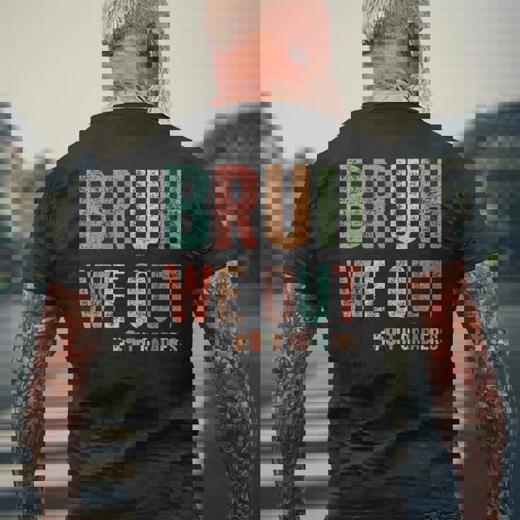 Bruh We Out 9年生 クラス 2025年生 9年生 卒業 メンズTシャツ バックプリント 高齢者への贈り物