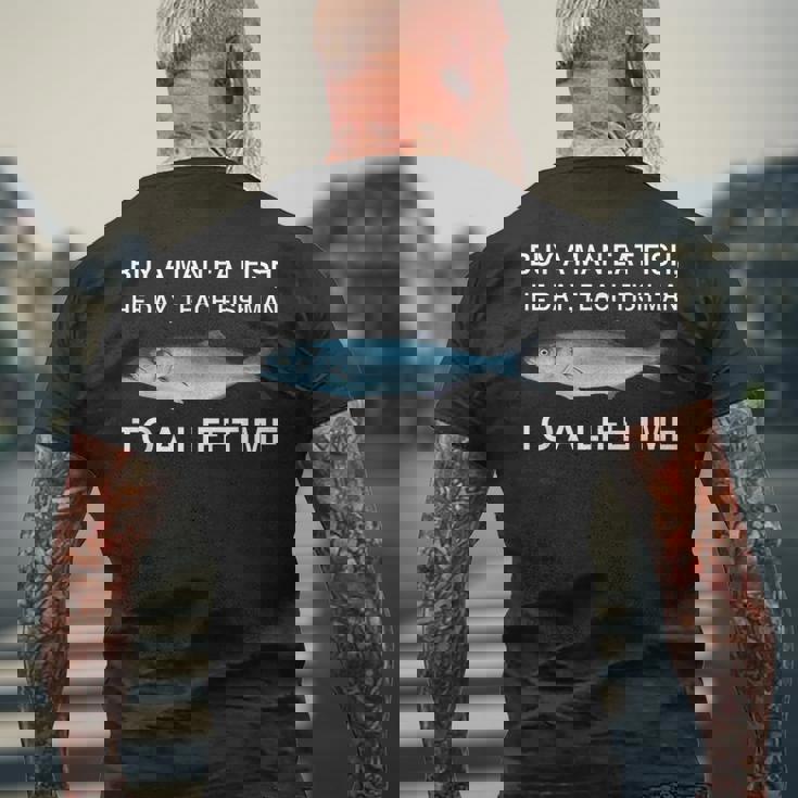 Buy A Man Eat Fish He Day Teaching Fish Man To A Lifetime メンズTシャツ バックプリント 高齢者への贈り物