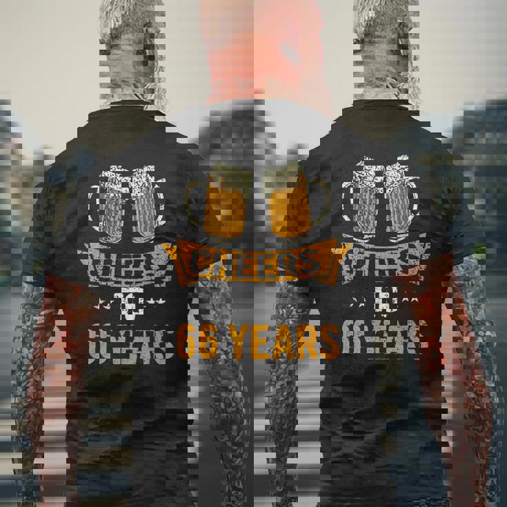 Cheers To 66歳 66歳 誕生日パーティー お祝いギフト メンズTシャツ バックプリント 高齢者への贈り物