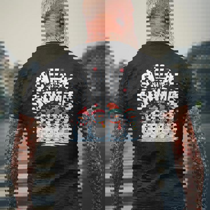 Chilling With Mynowmies 冬の雪だるまファミリーデザイン メンズTシャツ バックプリント 高齢者への贈り物