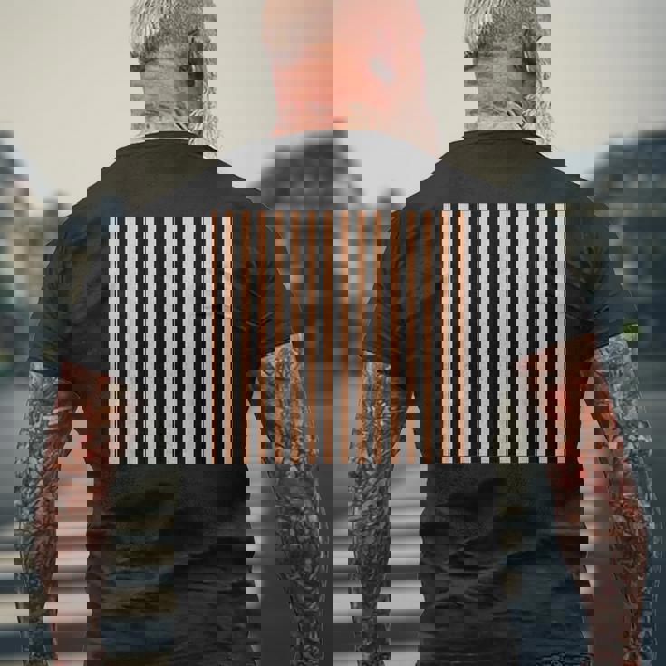 Color Of The Year 2024 -ピーチファズとブラックストライプ メンズTシャツ バックプリント 高齢者への贈り物