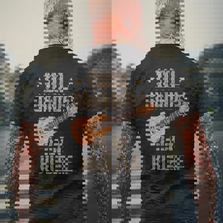 Cool Grandpas Play ウクレレ ウクレレ ミュージックギター メンズTシャツ バックプリント 高齢者への贈り物
