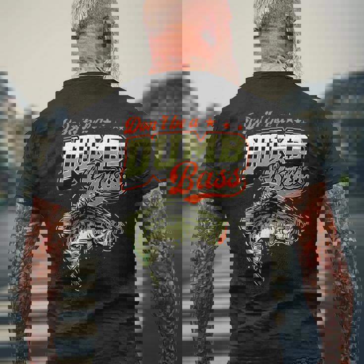 Don't Be A Dumb Bass 面白いバス釣りジョーク メンズTシャツ バックプリント 高齢者への贈り物