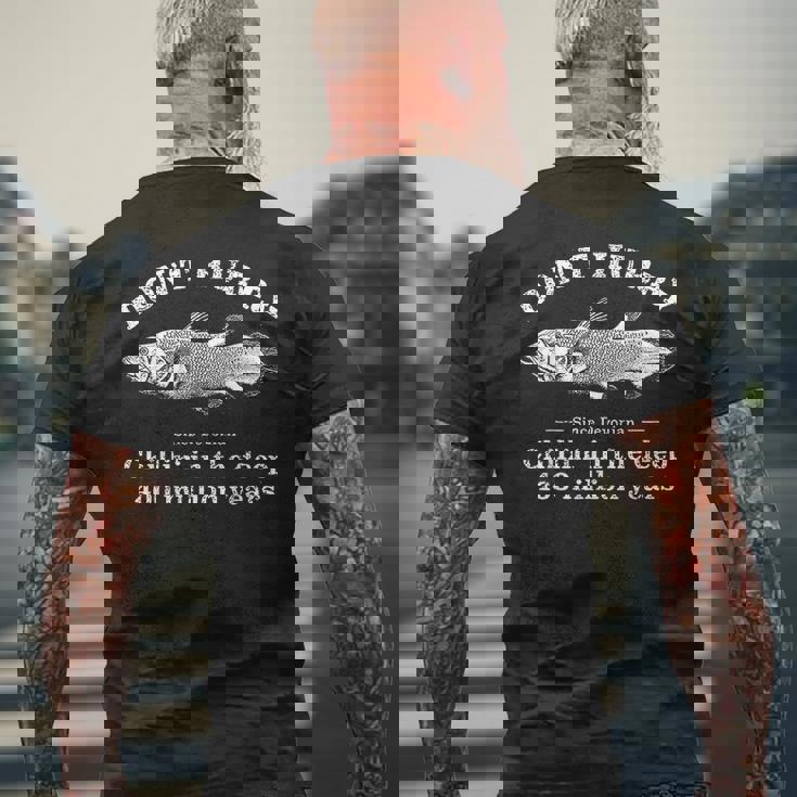 Don't Hurry Chillin' 日本製シーラカンス魚 メンズTシャツ バックプリント 高齢者への贈り物