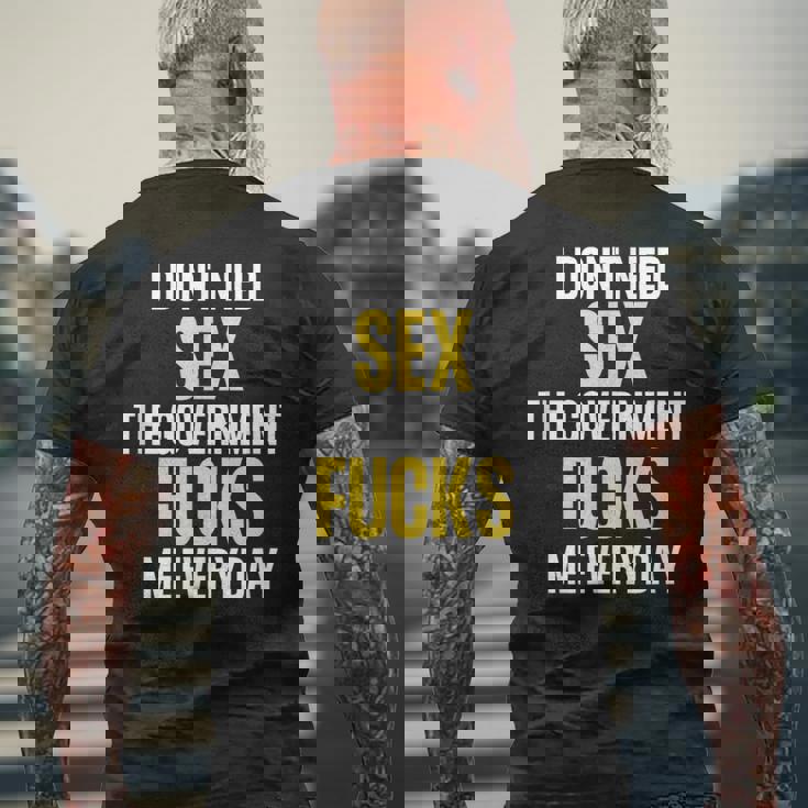 I Don't Needegs The Government F's Me Daily メンズTシャツ バックプリント 高齢者への贈り物