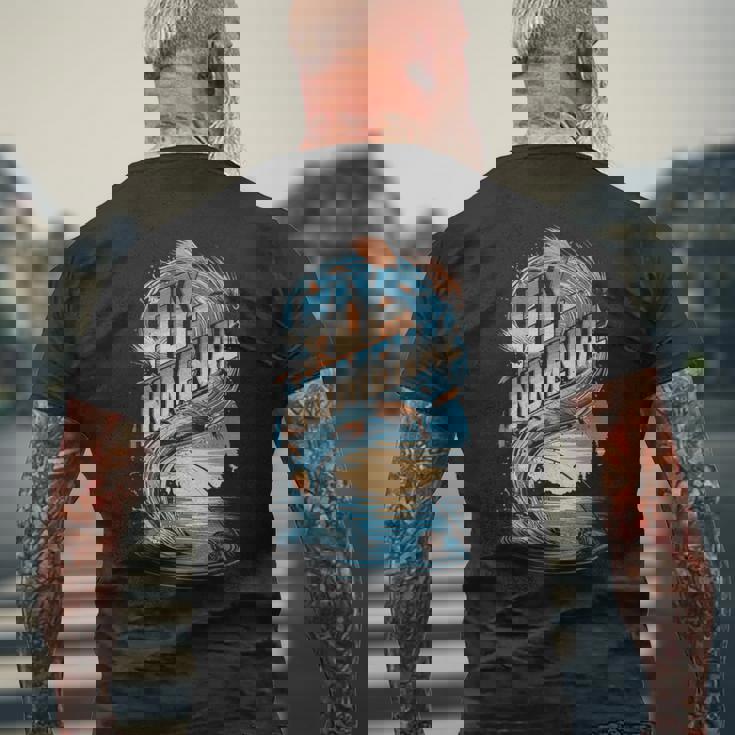 Fly-Nomenal 釣り竿とルアーグラフィック メンズTシャツ バックプリント 高齢者への贈り物