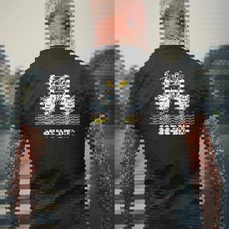 Goose Bumps ユーモラスなことわざ ガチョウの愚かな拳バンプ しゃれ メンズTシャツ バックプリント 高齢者への贈り物