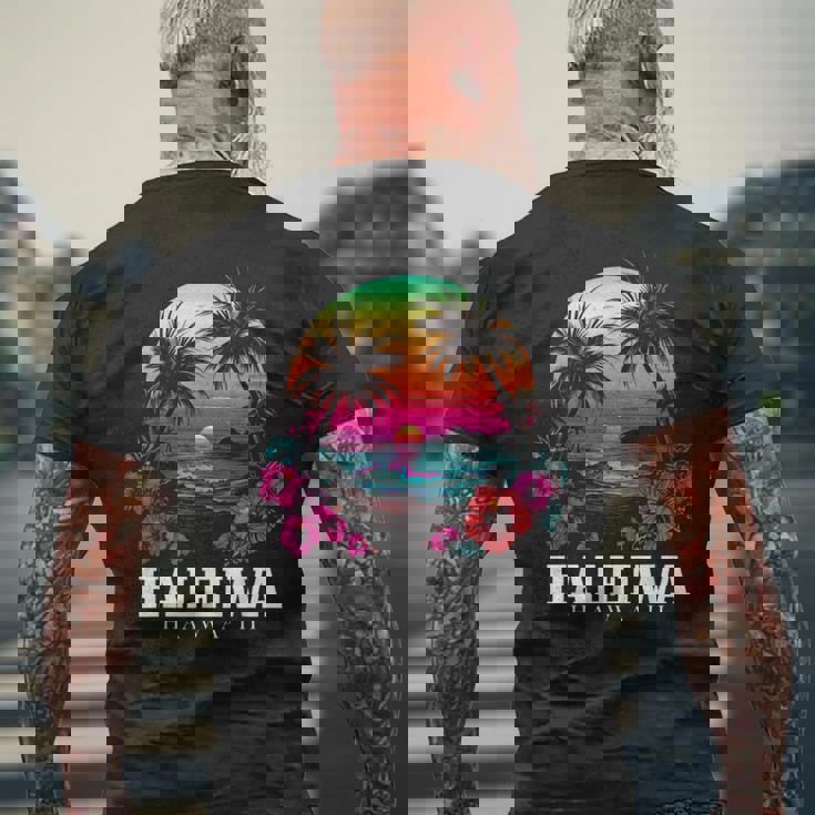 Haleiwa ハワイ ハワイアン ハイビスカス 花 サーファー お土産 メンズTシャツ バックプリント 高齢者への贈り物