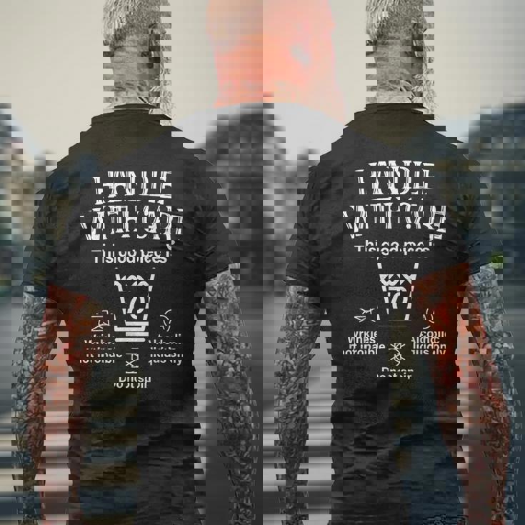 Handle With Care This Good Piece Is 70 70年 70歳の誕生日 メンズTシャツ バックプリント 高齢者への贈り物