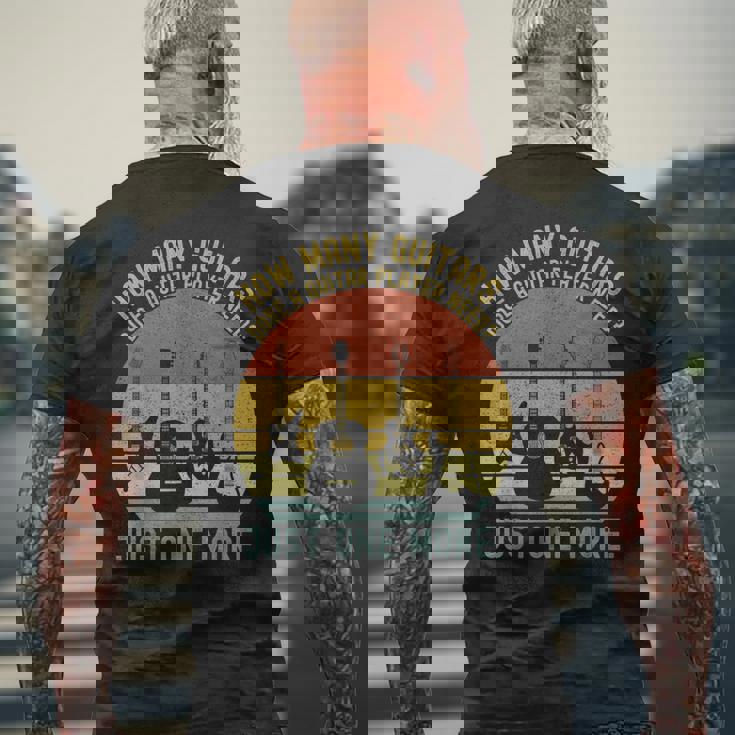 How Many Guitars メンズ ミュージシャン ギタープレーヤー メンズTシャツ バックプリント 高齢者への贈り物