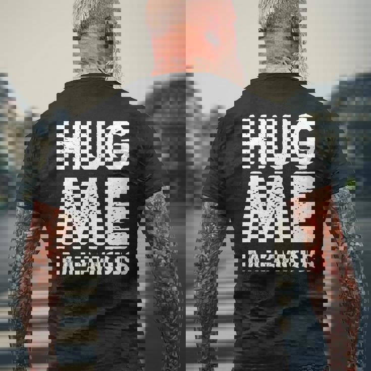 Hug Me I'm Famous ファニーハガー メンズTシャツ バックプリント 高齢者への贈り物
