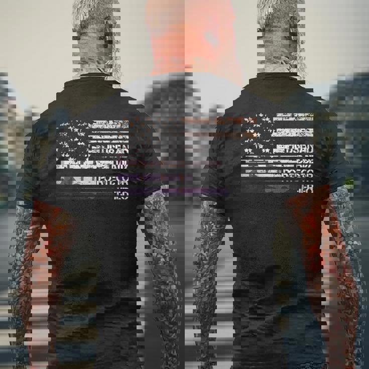 Husband Daddy Protector Hero American Flag Cool Dad メンズTシャツ バックプリント 高齢者への贈り物