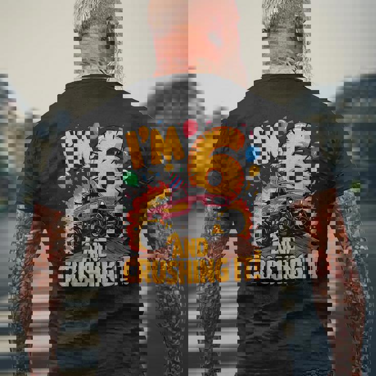 I'm 6 And Crushing It モンスタートラック 誕生日 メンズTシャツ バックプリント 高齢者への贈り物