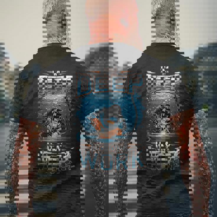 I'm Deep In My Work 水中溶接機 メンズTシャツ バックプリント 高齢者への贈り物