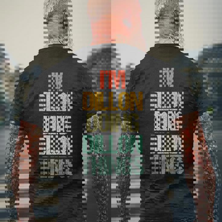 I'm Dillon Doing Dillon Things – 楽しい言葉でクールな名前ディロン メンズTシャツ バックプリント 高齢者への贈り物