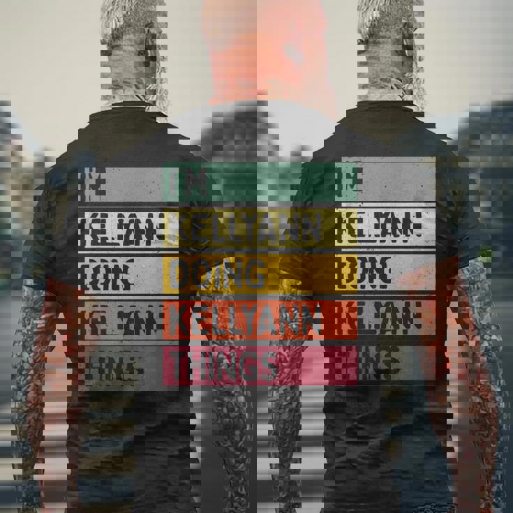 I'm Kellyann Doing Kellyann Things 面白い 名言 メンズTシャツ バックプリント 高齢者への贈り物