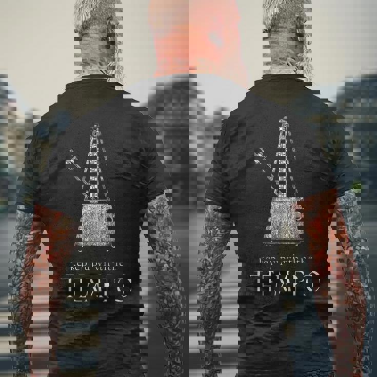 In Tempo Music Metronome テンポで-音楽-メトロノーム-指揮者-ミュージシャン メンズTシャツ バックプリント 高齢者への贈り物