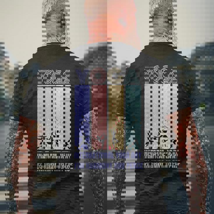 International Yoga Day For Harmony And Peace メンズTシャツ バックプリント 高齢者への贈り物