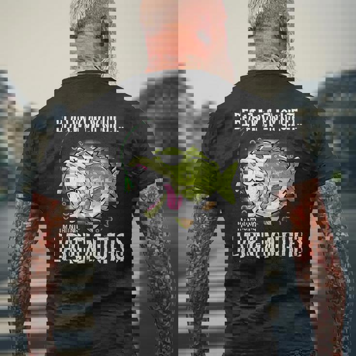 Largemouth Hunter 面白いビッグバス釣りユーモア メンズTシャツ バックプリント 高齢者への贈り物