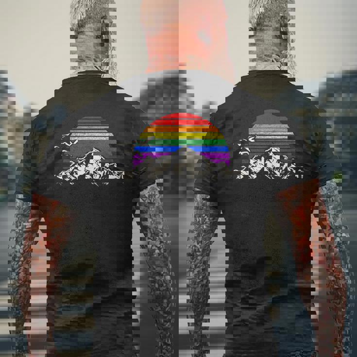 Lgbtq レインボー 山 サンセット ヴィンテージ メンズTシャツ バックプリント 高齢者への贈り物