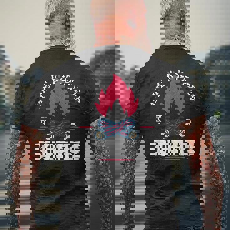 Life Is Better By The Bonfire キャンプファイヤー キャンプ アウトドア ハイカー メンズTシャツ バックプリント 高齢者への贈り物