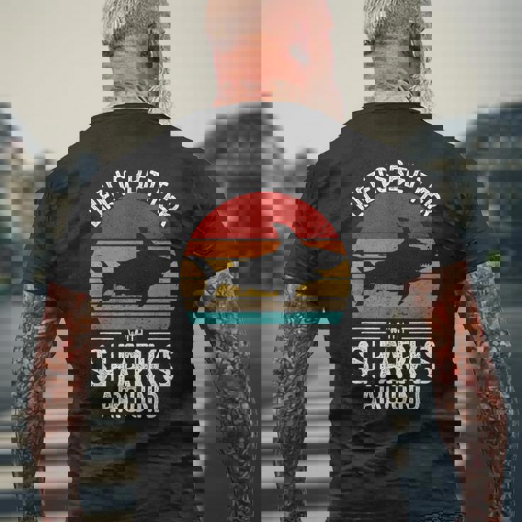 Life Is Better Withharks Around レトロ シャーク メンズTシャツ バックプリント 高齢者への贈り物