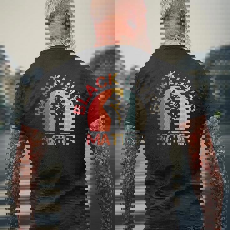 Lives Matter Raised Fist Retrointage No Racism メンズTシャツ バックプリント 高齢者への贈り物