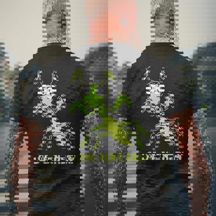 Love Ain't Easy カマキリ ユーモア 昆虫 恋人 ジョーク メンズTシャツ バックプリント 高齢者への贈り物