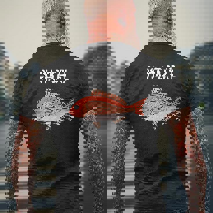 Madai 真鯛 マダイ 魚好き 願掛け 釣り好き 海釣り 趣味 おもしろ 寿司ネタ 趣味釣り 船釣り 釣り メンズTシャツ バックプリント 高齢者への贈り物