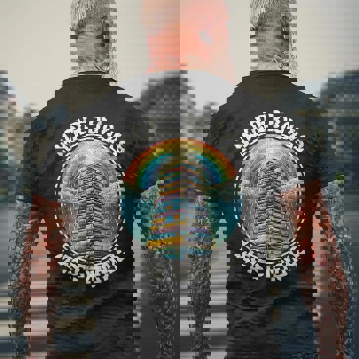 More Books Less People Book Lover Bookworm リーディングブック メンズTシャツ バックプリント 高齢者への贈り物