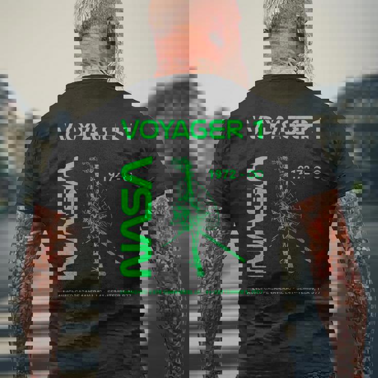 Nasa ボイジャー1号宇宙船は1977年9月5日に打ち上げられました。 メンズTシャツ バックプリント 高齢者への贈り物