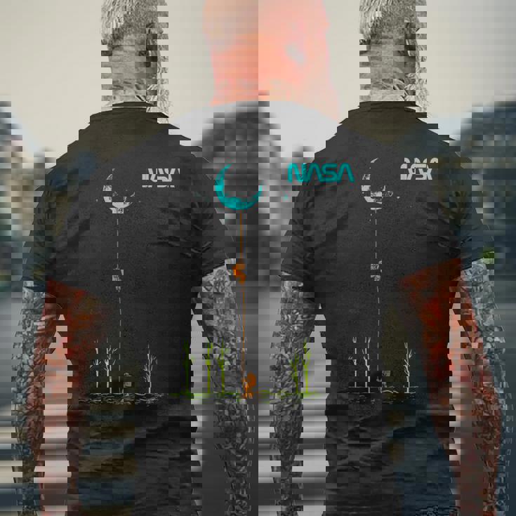 Nasaの宇宙飛行士がロープを登ってムーンワームのロゴを目指す メンズTシャツ バックプリント 高齢者への贈り物