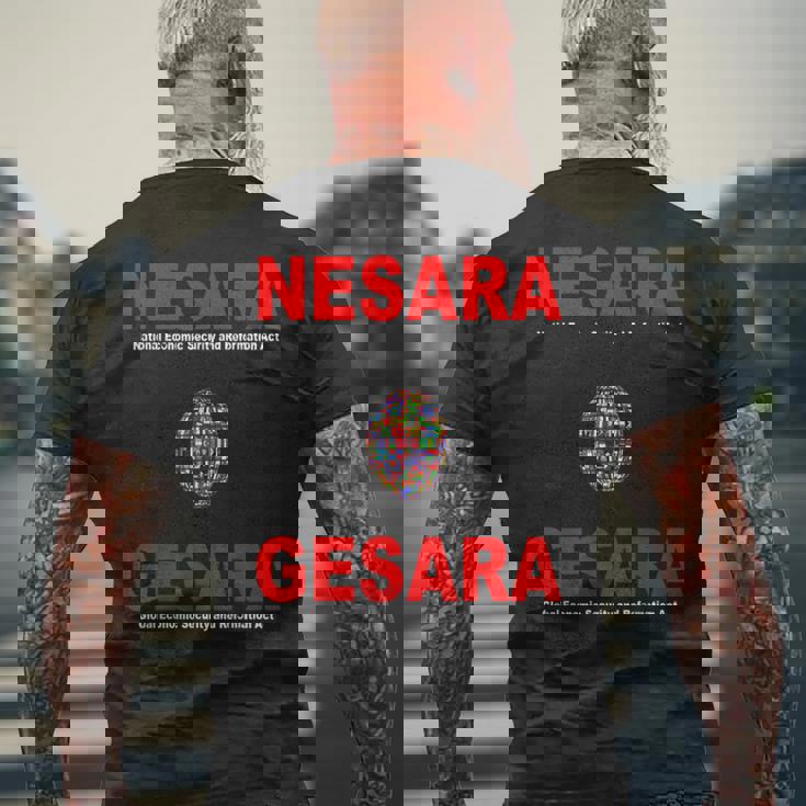 Nesara Gesara、赤い文字。 メンズTシャツ バックプリント 高齢者への贈り物