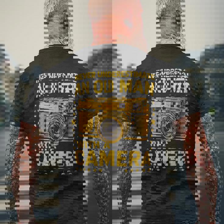 Never Underestimate An Old Man With A Camera レトロ ヴィンテージ メンズTシャツ バックプリント 高齢者への贈り物