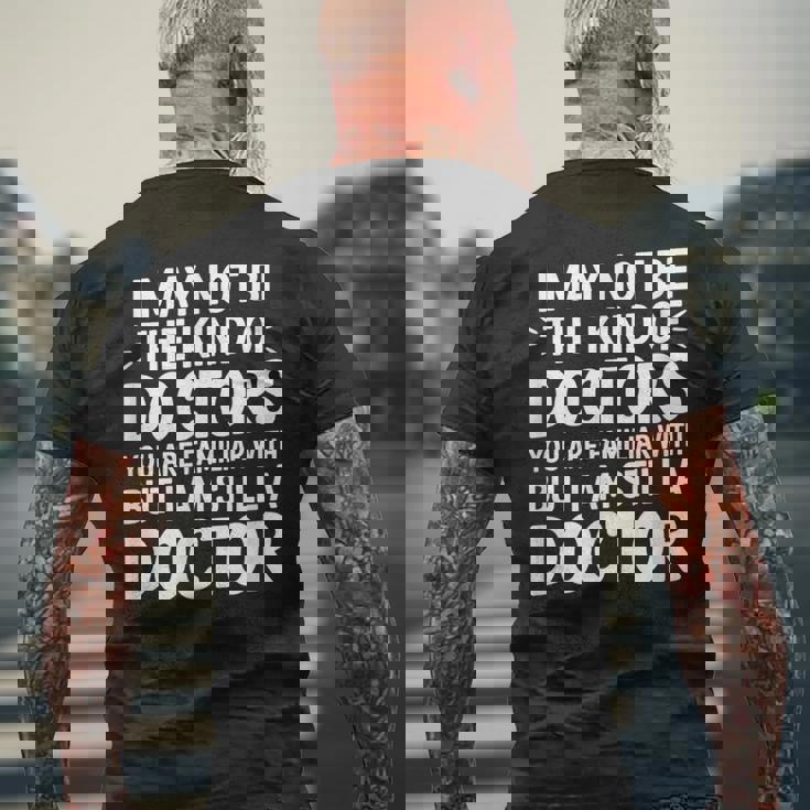 Not Your Typical Doctor Buttill A Doctor メンズTシャツ バックプリント 高齢者への贈り物