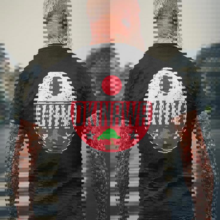 Okinawa Japanintage Flag Bonsai Tree Karateouvenir メンズTシャツ バックプリント 高齢者への贈り物