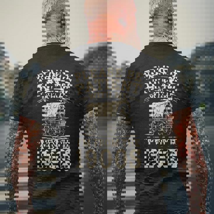 Please Be Patient With Me I'm From The 1900S ユーモア メンズTシャツ バックプリント 高齢者への贈り物