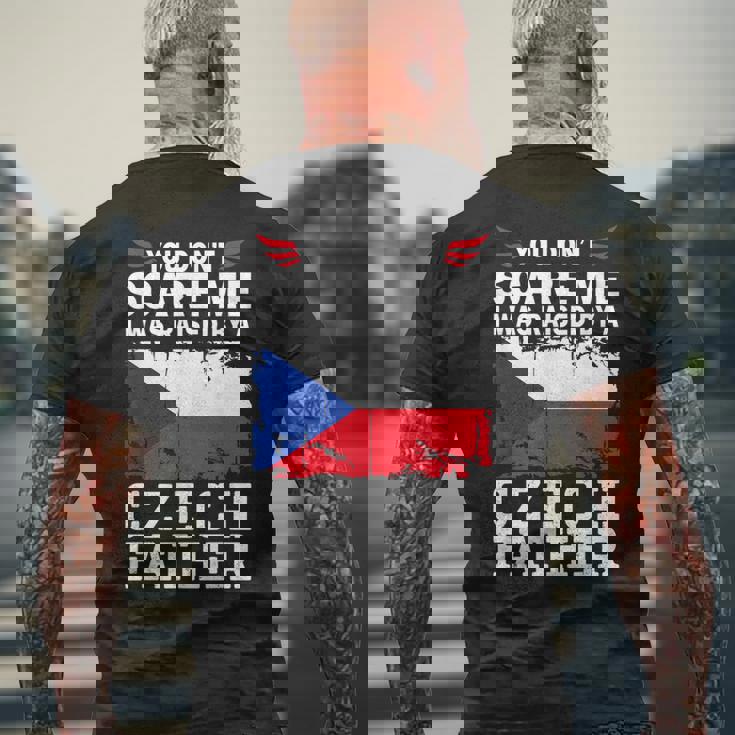 Raised By A Czech Father Father's Day Czech Republic Flag メンズTシャツ バックプリント 高齢者への贈り物