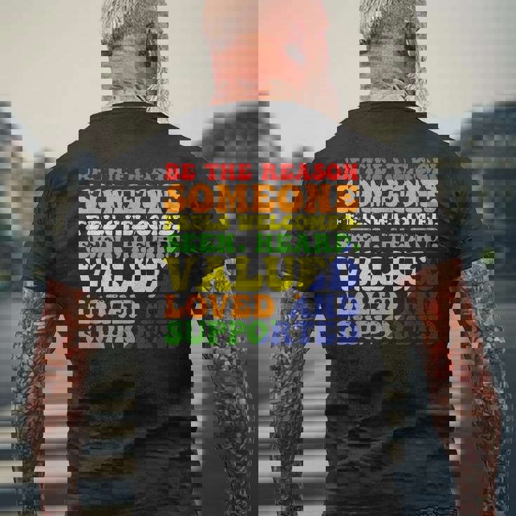 Be The Reason 誰かが歓迎されていると感じる メンズTシャツ バックプリント 高齢者への贈り物