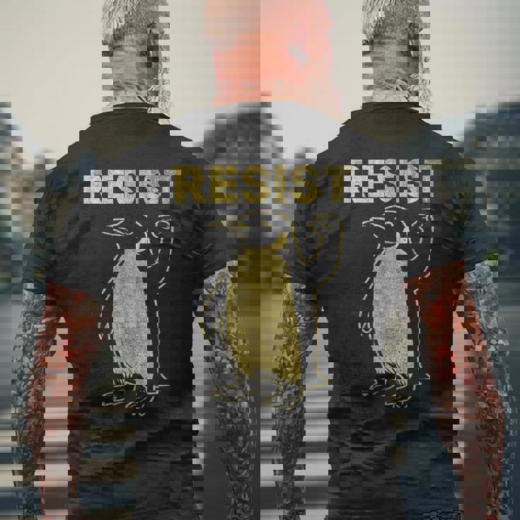 Resist Penguin Resist The Penguin Tariffs T-Shirt mit Rückendruck Geschenke für alte Männer