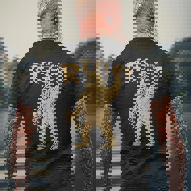 Resist サスカッチティー—面白いクリプティッド抗議 メンズTシャツ バックプリント 高齢者への贈り物