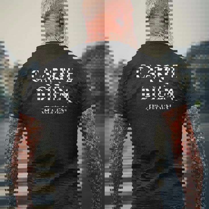 Seize The Day Carpe Diem インスピレーションラテン語 メンズTシャツ バックプリント 高齢者への贈り物