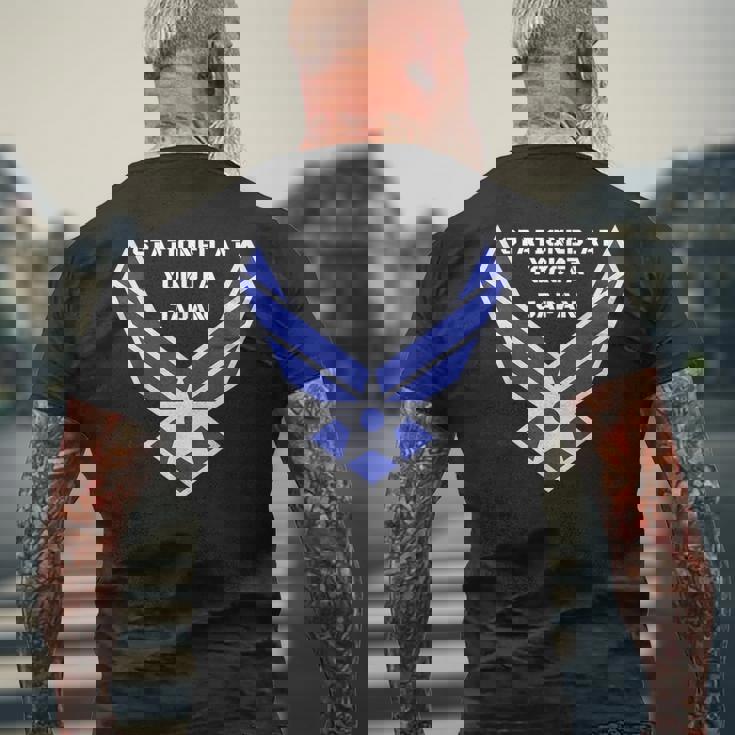 Stationed At Yokota Japan 日本 キャンプ 横田 よこた での任務のツアー メンズTシャツ バックプリント 高齢者への贈り物