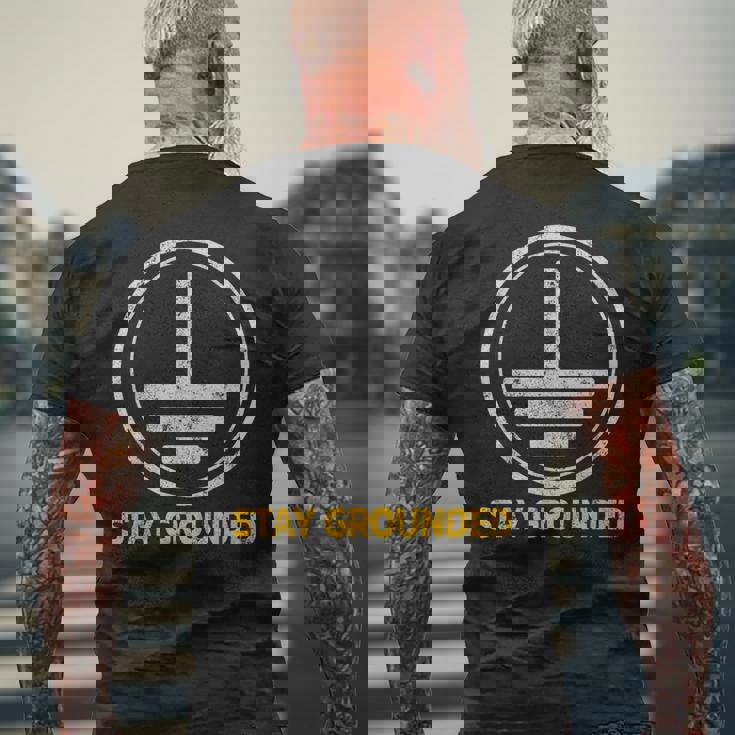 Stay Grounded面白い電気工学メカニック メンズTシャツ バックプリント 高齢者への贈り物