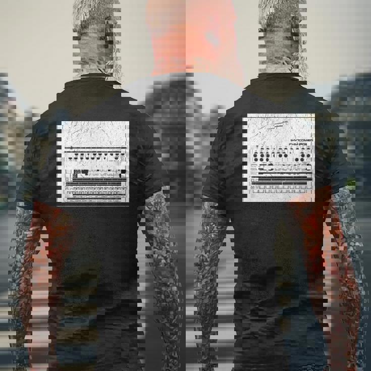 Synthesizer アナログシンセドラムマシン コンピューターヴィンテージオタク メンズTシャツ バックプリント 高齢者への贈り物
