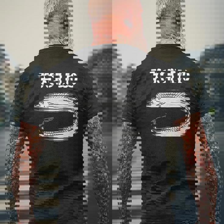 Tachiuo 太刀魚 タチウオ 魚好き 願掛け 釣り好き 海釣り 趣味 おもしろ 寿司ネタ 趣味釣り 船釣り 釣り メンズTシャツ バックプリント 高齢者への贈り物